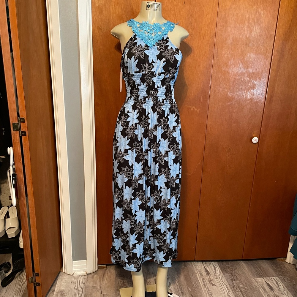 Women’s long sundress with neck and shoulder appliqué